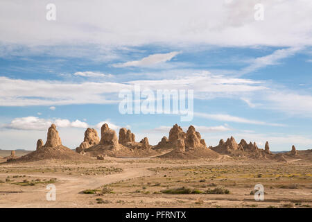 USA, Kalifornien, Trona Pinnacles, Felsformationen in der Wüste Stockfoto