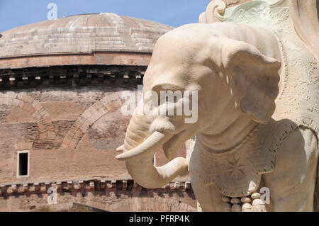 Italien, Rom, Piazza Della Minerva, Pulcino Della Minerva Elefant Skulptur von Bernini, mit dem Pantheon im Hintergrund Stockfoto