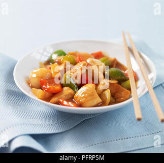 Süß und sauer Huhn mit Paprika, in eine Schüssel serviert. Stockfoto