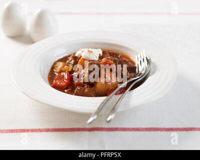 Schüssel Ungarisches Gulasch Stockfoto