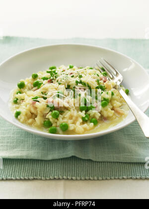 Risi e Bisi, Reis und Erbsen mit etwas Schinken und geriebenem Käse Stockfoto