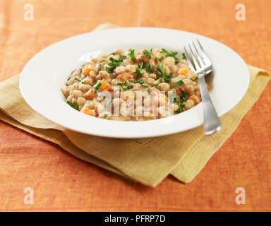 Weisse Bohnen cassoulet auf Platte, mit einer Gabel Stockfoto