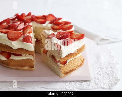 Wimbledon Kuchen mit Schwamm, Sahne und Erdbeeren Stockfoto
