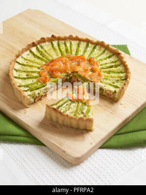 Lachs und Spargel Quiche mit einer einzelnen Schicht abschneiden. Stockfoto