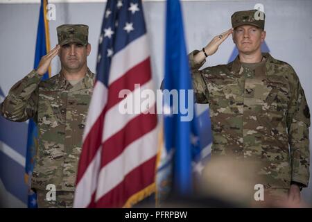 Oberst Jeffrey Valenzia, Links, ausgehende 93 d Air Ground Operations Wing Commander, und Oberst Paul Birch, eingehende Commander, grüßen die Color Guard an der AGOW Ändern des Befehls Zeremonie, 23. Mai 2018, bei Moody Air Force Base, Ga. Das Ereignis markiert den Beginn einer neuen Regime als Birke der 7. Commander wird der Tragfläche und das Schlachtfeld Flieger. Stockfoto