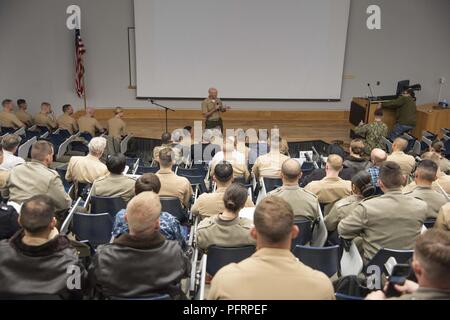 Enior Marine Corps Rep. Col. Todd Lyons begrüßt eine verpackt Glasgow Hall Auditorium des Marine Corps große Ideen Exchange (BIX), 22. Mai. Diese neueste BIX diente als Forum für sechs Marine Corps Studenten ihre Forschung auf einigen der großen Herausforderungen, vor denen die amerikanische nationale Sicherheit zu teilen. Stockfoto