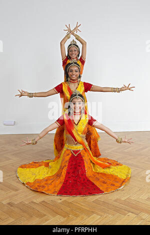 Mädchen im Teenageralter, Bollywood Tanz Formation, auf Bharatanatyam Tanz basiert Stockfoto