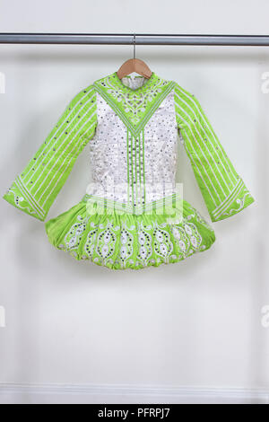 Irish Dancing Wettbewerb Kleid auf Kleiderbügel Stockfoto