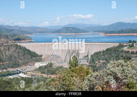 USA, Kalifornien, Shasta County, Ansicht der Shasta Damm, Damm über den Sacramento River Stockfoto