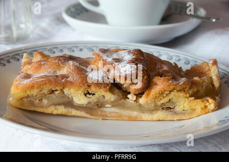 Apfelstrudel auf Platte, close-up Stockfoto