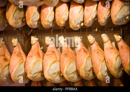 Italien, Parma, Prosciutto di Parma (ham) hängen von der Decke in Feinkost Stockfoto