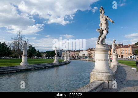 Italien, Venetien, Padua, Prato della Valle, auf den Platz, Statuen und Teich Stockfoto