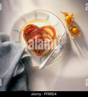Heart-shaped apple Törtchen mit Kap Stachelbeeren garnieren Stockfoto