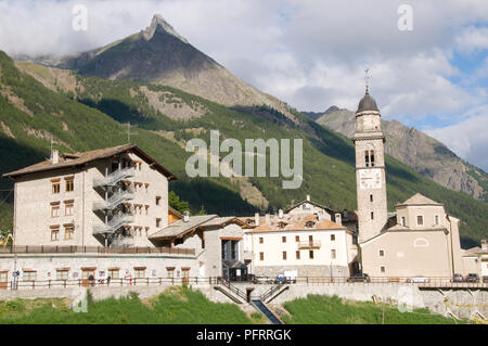 Italien, Valle d'Aosta, Aosta, Stadt im Tal unten Gran Paradiso Bergkette mit niedrigen Wolken über Gipfel Stockfoto