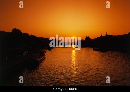 Frankreich, Paris, Sonnenuntergang mit orange Himmel über Seine. Stockfoto