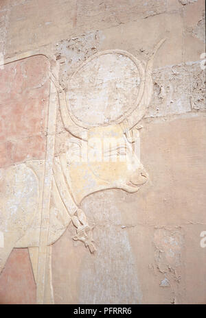 Ägypten, Reste einer geschnitzten Gemälde der Darstellung die Apis Stier Gott, Manifestation des Ptah auf der Erde Stockfoto