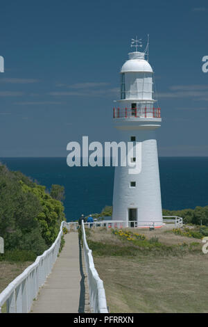 Australien, Victoria, Cape Otway Lighthouse, runde weiße Struktur auf einer Klippe aus Sandstein aus dem Jahre 1848 Stockfoto