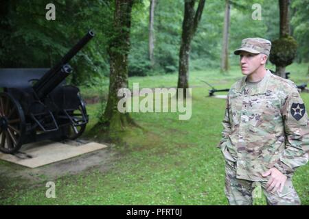 SISSONNE, Frankreich - Warrant Officer David Hobart, eine baunebenberufe Techniker mit dem 2.Infanterie Division Sustainment Brigade und Detroit, Michigan, native, Touren die Belleau Wood Denkmal in Frankreich während eines Personal Fahrt als Teil der US-Armee Zentrum der militärischen Geschichte WWI Centennial Woche. Der Zweck der Centennial Woche aktuelle Soldaten zu erziehen über die Leistungen des Einheit, die Opfer, die die gefallenen Soldaten erinnern und den Dienst der Krieger, die vor Ihnen kamen zu ehren. Stockfoto