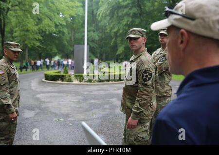 SISSONNE, Frankreich - Soldaten aus dem 2.Infanterie Division ROK-U.S. Kombinierte Abteilung besuchen Sie die Belleau Wood Memorial in Frankreich während eines Personal Fahrt als Teil der US-Armee Zentrum der militärischen Geschichte WWI Centennial Woche. Der Zweck der Centennial Woche aktuelle Soldaten zu erziehen über die Leistungen des Einheit, die Opfer, die die gefallenen Soldaten erinnern und den Dienst der Krieger, die vor Ihnen kamen zu ehren. Stockfoto