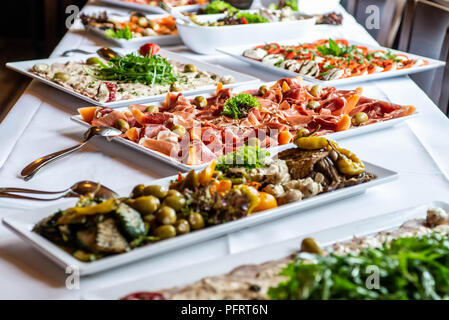 Party Brunch großes Buffet Tisch mit Essen Fleisch Gemüse. Stockfoto