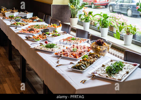 Party Brunch großes Buffet Tisch mit Essen Fleisch Gemüse. Stockfoto