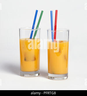 Zwei Gläser mit Orangensaft, Eiswürfel mit zwei bunte Strohhalme in jedem Stockfoto