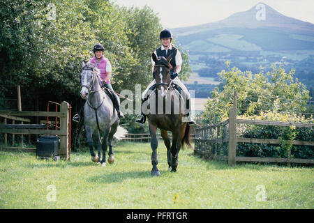 Zwei Frauen reiten in der Landschaft Stockfoto
