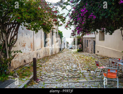 Einer ruhigen alten gepflasterte Strasse in Colonia del Sacramento, Uruguay Stockfoto