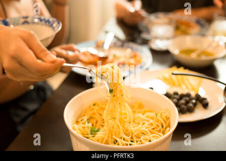 Spaghetti mit Olivenöl und Petersilie auf einer Gabel Stockfoto