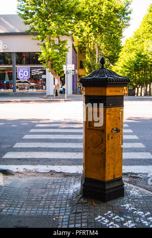 Eine alte Mailbox in eine Ecke Stockfoto