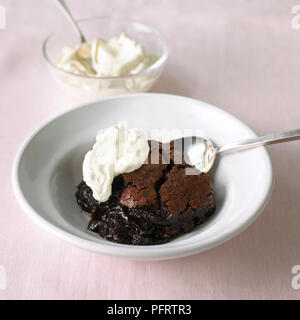 Chocolate Brownie Pudding mit Sahne Stockfoto