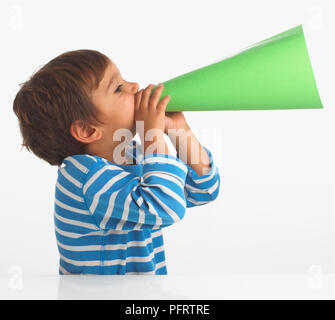 Junge holding Papier Megaphon zu seinem Mund, 3 Jahre Stockfoto