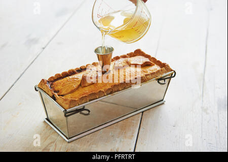 Gießen Lager in ein Pate de Gibier im Teigmantel Stockfoto