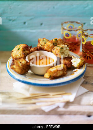 Pasteis de Bacalhau, Portugiesisch Salzkabeljaustückchen mit Chili Sauce Stockfoto