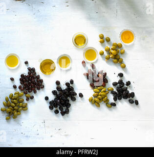 Auswahl an Oliven und Olivenöl, Sorten Picholine, Nicoise, Gaeta, Kalamata, Lucca, Manzanilla, Nyons Stockfoto