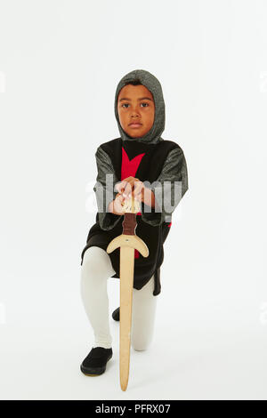 Junge verkleidet als Ritter mit Holzschwert Stockfoto
