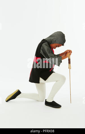 Junge verkleidet als Ritter mit Holzschwert Stockfoto