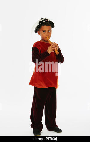 Junge gekleidet im Tudorstil Musiker Kostüm mit Recorder Stockfoto