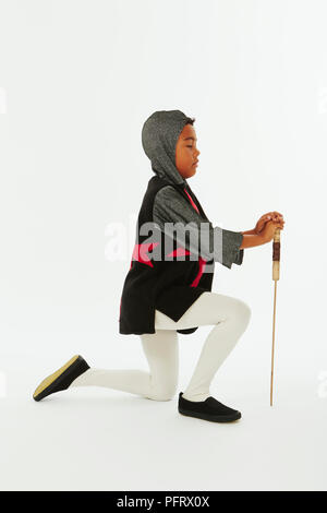Junge verkleidet als Ritter mit Holzschwert Stockfoto