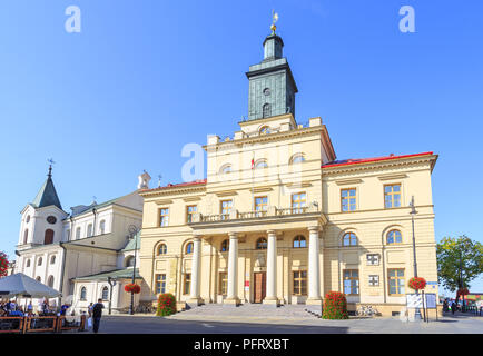 Neues Rathaus in Lublin, erbaut zwischen 1827-1828 im klassischen Stil. Weiter auf der linken Seite sichtbare Kirche des Heiligen Geistes Stockfoto