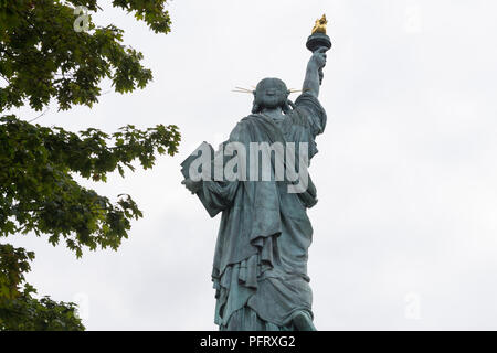 Freiheitsstatue in Paris - Rückansicht der Freiheitsstatue Replik, auf der Ile aux Cygne im 15. arrondissement von Paris, Frankreich, Europa. Stockfoto