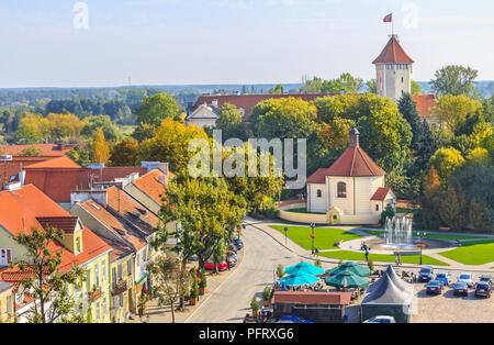 Pułtusk in Polen, eine Stadt am Fluss Narew - Fragment der Markt in Polen, 380 m lang, geschlossen nach Osten, die von den Bischöfen Schloss und Kapelle St. Magdalena Stockfoto