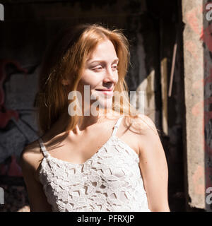 Lonely blondy Frau in einem whit transparente Bluse in verlassenen Gebäude Stockfoto