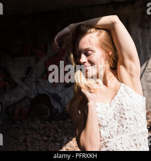 Lonely blondy Frau in einem whit transparente Bluse in verlassenen Gebäude Stockfoto