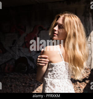 Lonely blondy Frau in einem whit transparente Bluse in verlassenen Gebäude Stockfoto