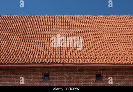 Fliesen auf alten Burg Dach, Architektur Hintergrund. Stockfoto