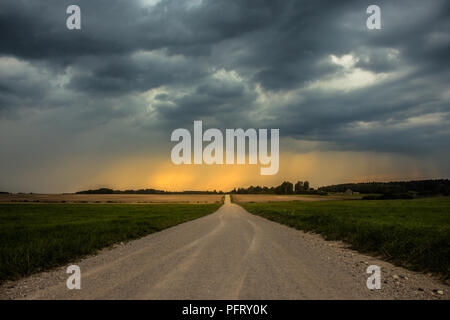 Lange Straße, die zu dem Sturm Wolken führt Stockfoto