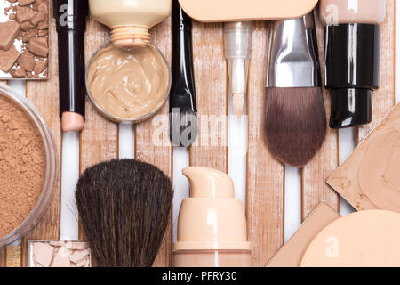 Concealer, Primer, Stiftung, kosmetische Puder, Make up Pinsel und Schwämme. Make-up-Produkte Hautton und Teint auch Stockfoto