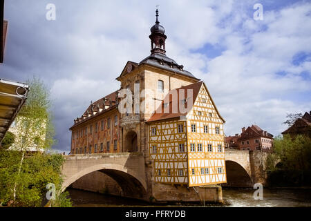 April 2017 - Blick auf das alte Rathaus auf der Brücke in Bamberg, Deutschland; die Stadt ist von der UNESCO zum Weltkulturerbe Stockfoto