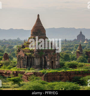 Schönen Sonnenaufgang über dem alten Pagoden in Bagan, Myanmar Stockfoto